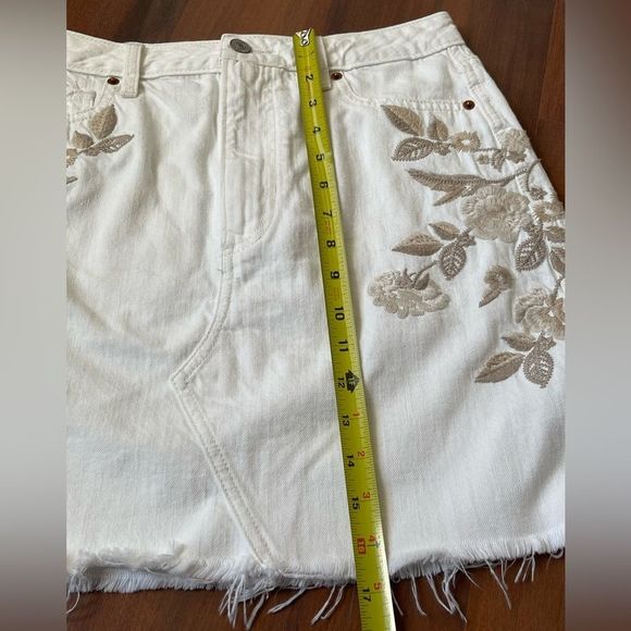 Abercrombie & Fitch White Mini Skirt with Tan Floral Embroidery - Picture 7 of 9